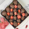Клубника в шоколаде большая классика с узорами и ягодами