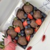 Клубника в шоколаде классика с узорами и ягодами