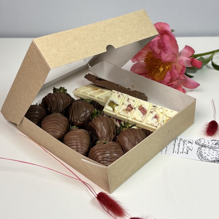 Клубника в шоколаде с авторскими плитками шоколада