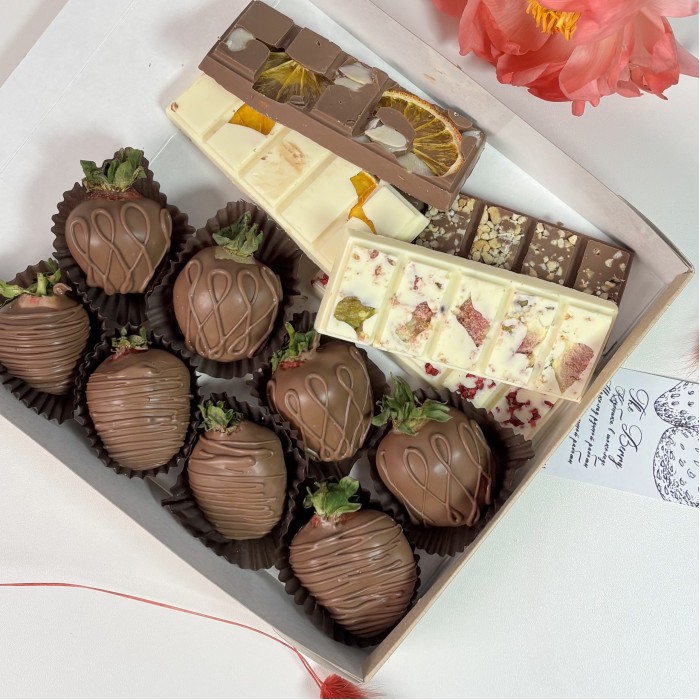 Клубника в шоколаде с авторскими плитками шоколада