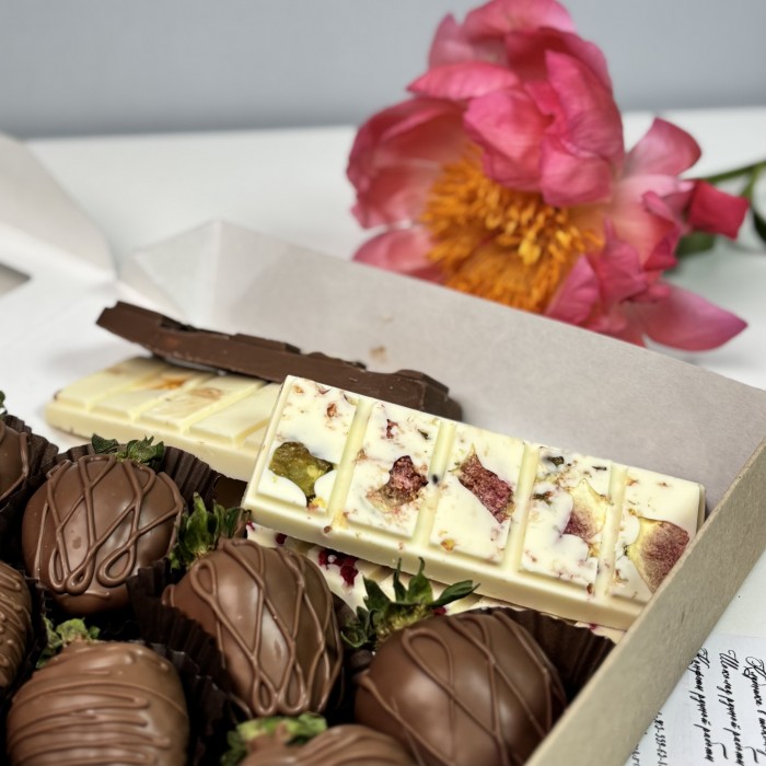 Клубника в шоколаде с авторскими плитками шоколада