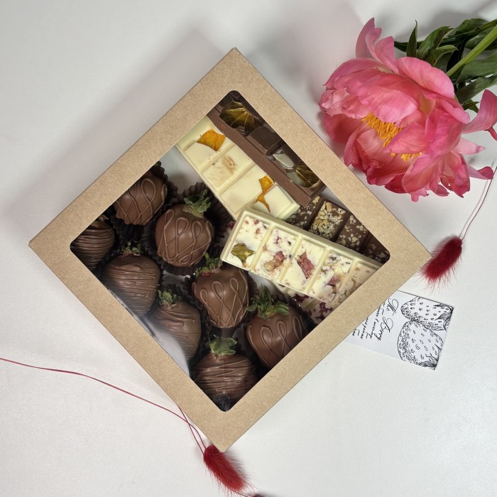 Клубника в шоколаде с авторскими плитками шоколада