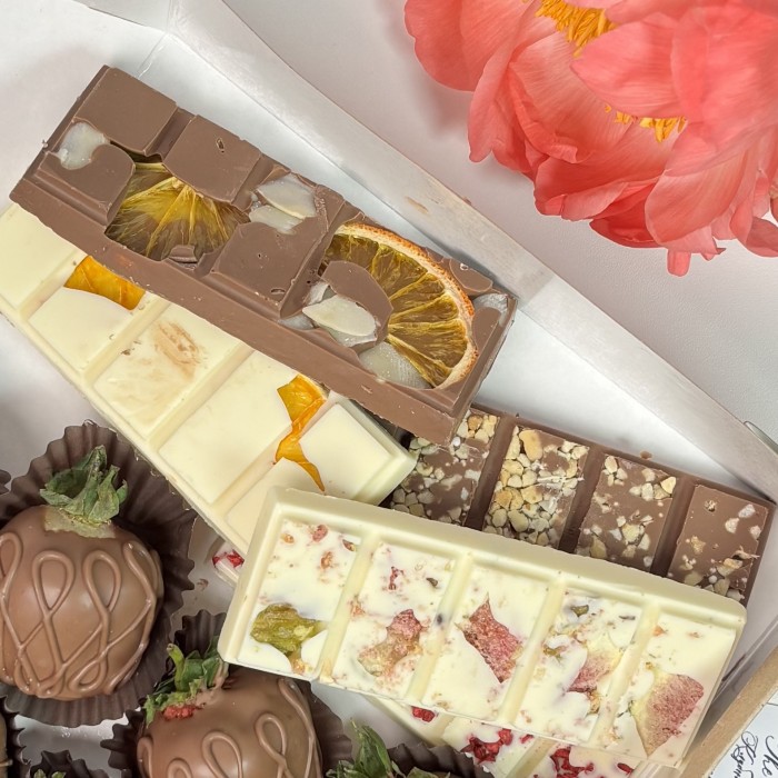 Клубника в шоколаде с авторскими плитками шоколада