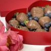 Клубника в шоколаде с голубикой для любимой