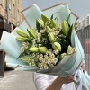 5 белых лилий с ромашкой