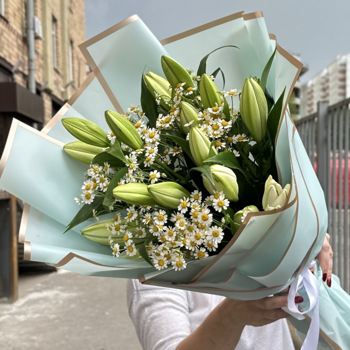 5 белых лилий с ромашкой