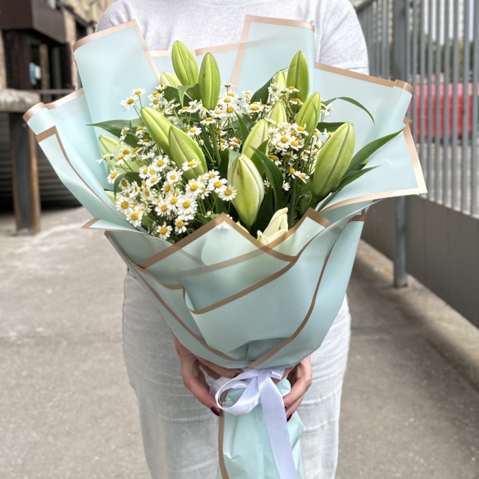 5 белых лилий с ромашкой