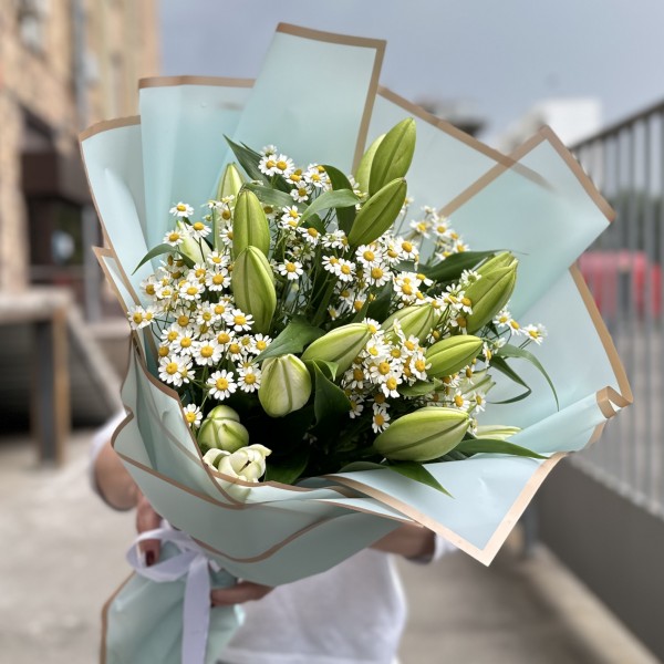 5 белых лилий с ромашкой