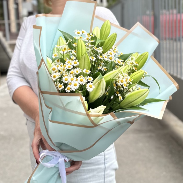 5 белых лилий с ромашкой
