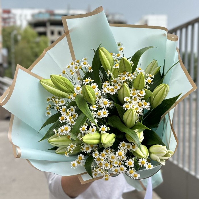 5 белых лилий с ромашкой