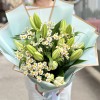5 белых лилий с ромашкой