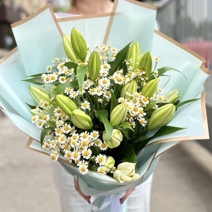 5 белых лилий с ромашкой