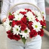 Кустовая роза Рубикон с хризантемой в корзине