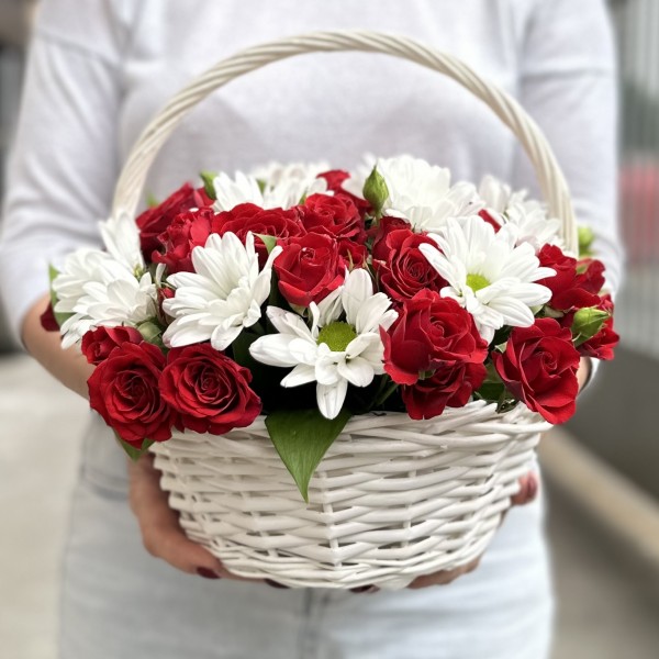 Кустовая роза Рубикон с хризантемой в корзине