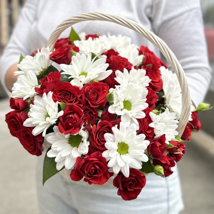 Кустовая роза Рубикон с хризантемой в корзине
