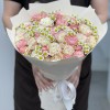 17 нежных пионовидных кустовых роз с ромашкой
