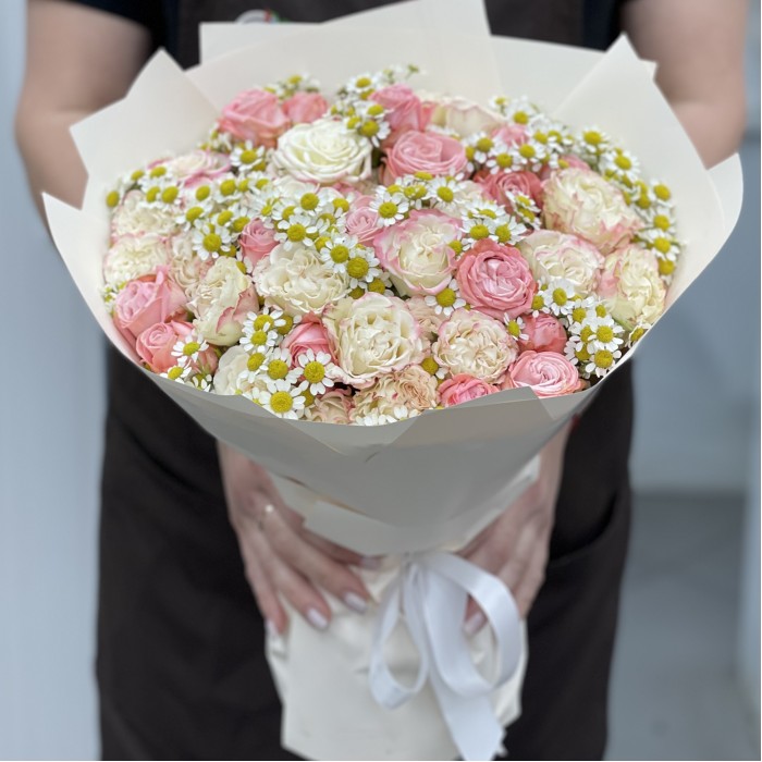 17 нежных пионовидных кустовых роз с ромашкой