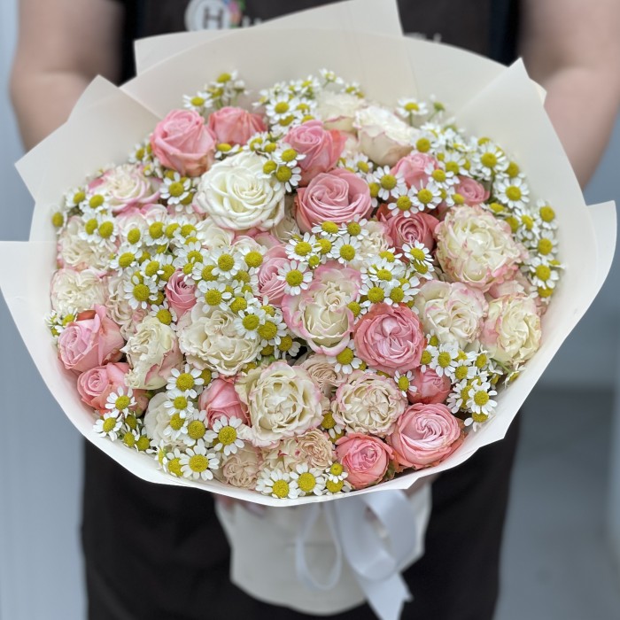 17 нежных пионовидных кустовых роз с ромашкой