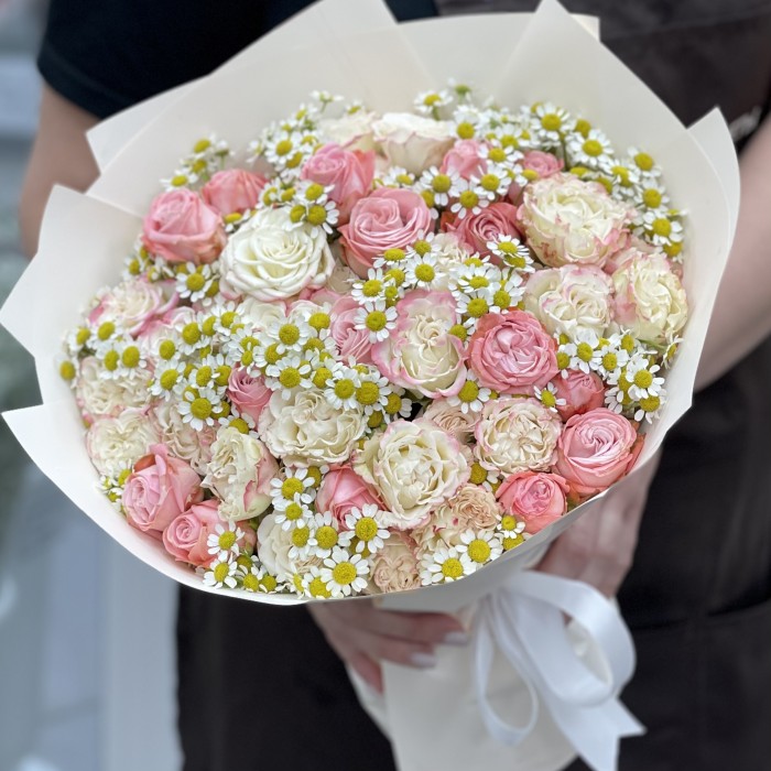 17 нежных пионовидных кустовых роз с ромашкой