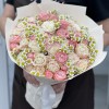 17 нежных пионовидных кустовых роз с ромашкой