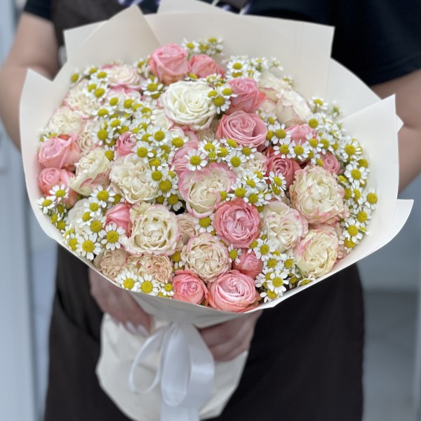 17 нежных пионовидных кустовых роз с ромашкой