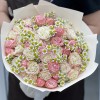 17 нежных пионовидных кустовых роз с ромашкой