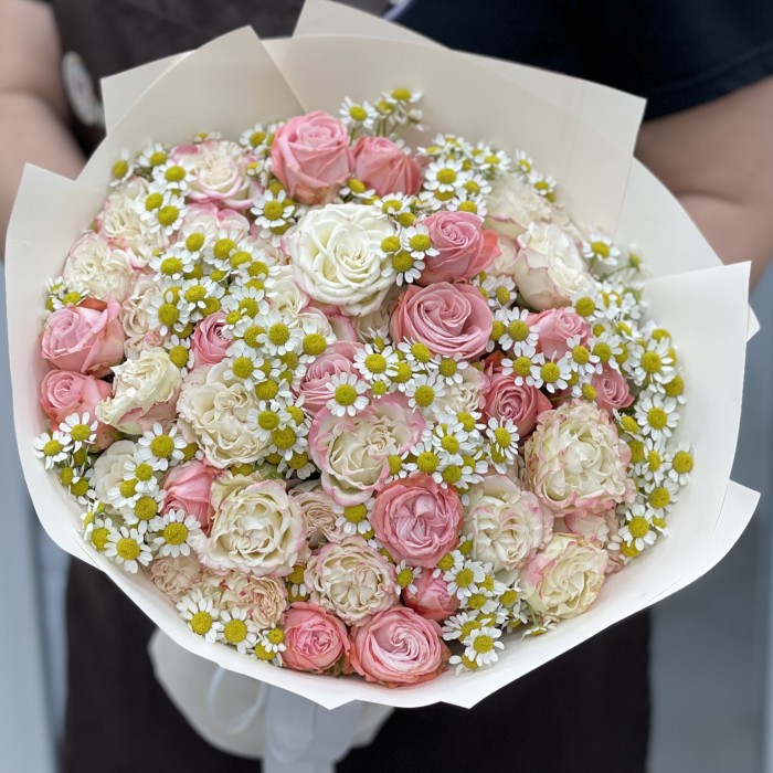 17 нежных пионовидных кустовых роз с ромашкой