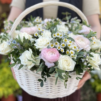 Нежные Ранункулюсов в корзине с ромашками