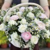 Нежные Ранункулюсов в корзине с ромашками