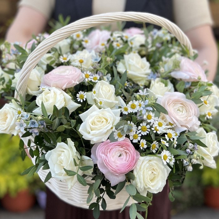 Нежные Ранункулюсов в корзине с ромашками