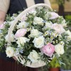 Нежные Ранункулюсов в корзине с ромашками