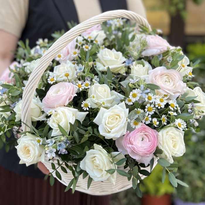 Нежные Ранункулюсов в корзине с ромашками