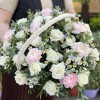 Нежные Ранункулюсов в корзине с ромашками