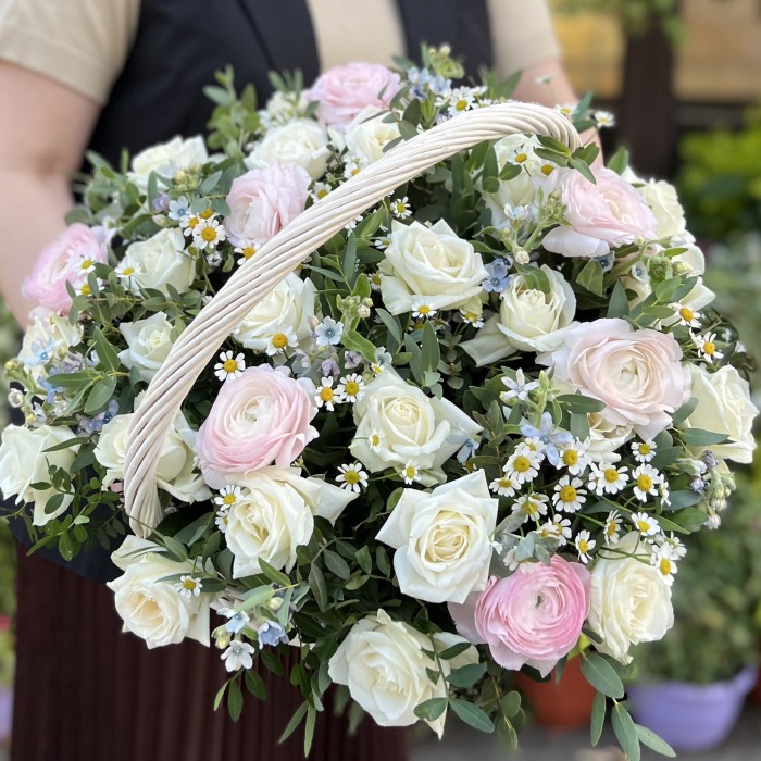 Нежные Ранункулюсов в корзине с ромашками