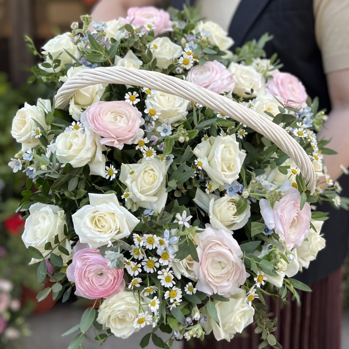 Нежные Ранункулюсов в корзине с ромашками