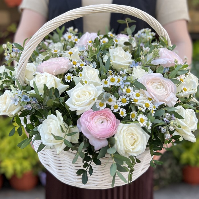 Нежные Ранункулюсов в корзине с ромашками