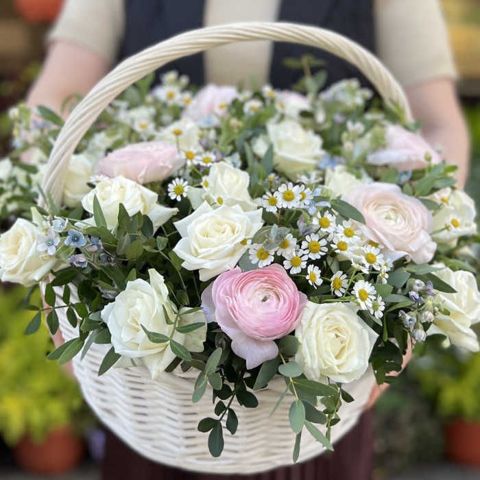 Нежные Ранункулюсов в корзине с ромашками