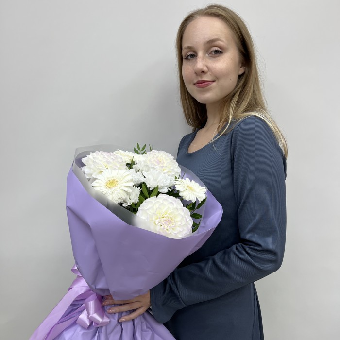 Букет с георгинами и гермини