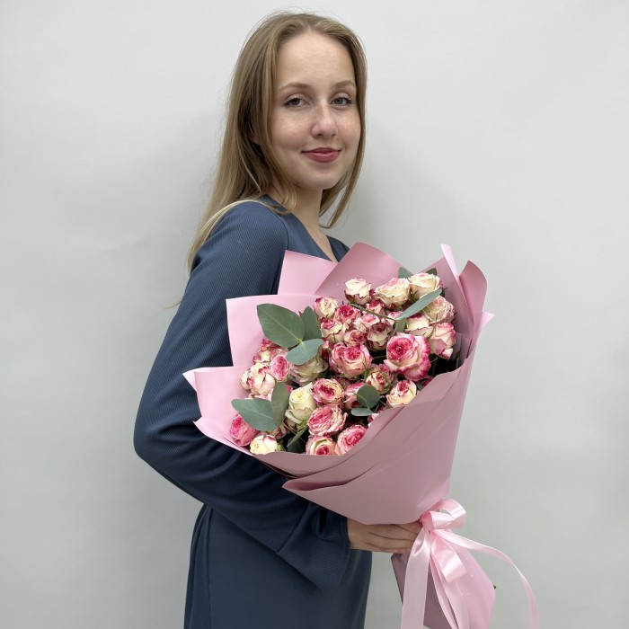 15 кустовых роз Стрит Пати 60 см