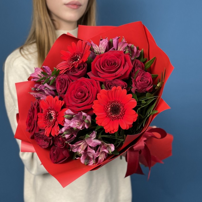 Букет из красных гербер и роз