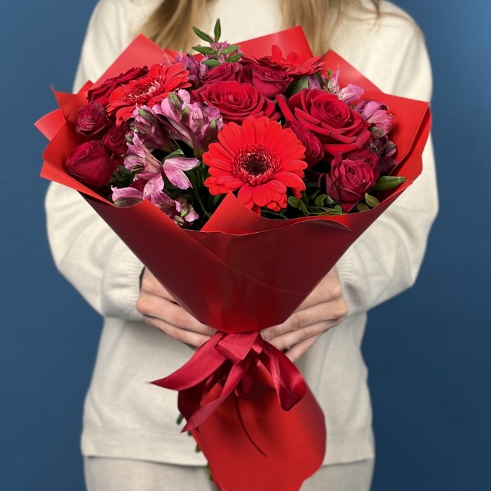 Букет из красных гербер и роз