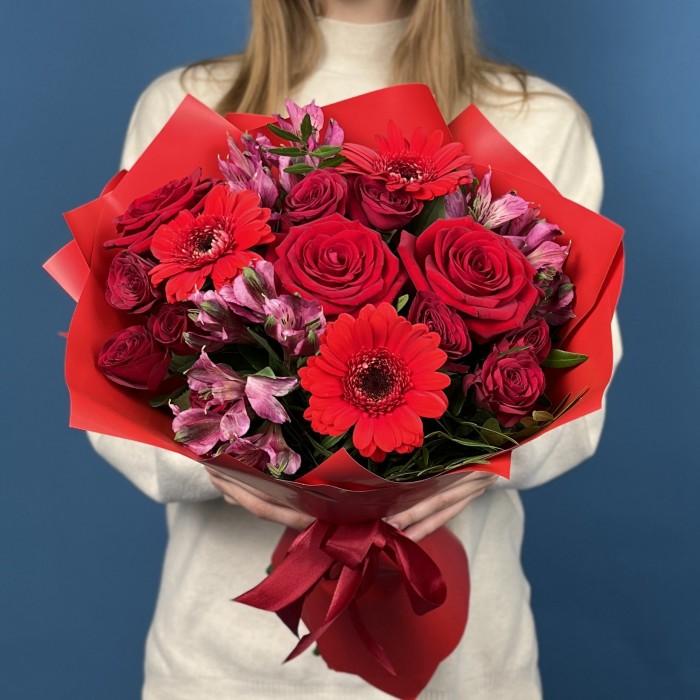 Букет из красных гербер и роз