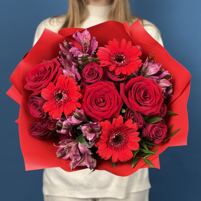 Букет из красных гербер и роз
