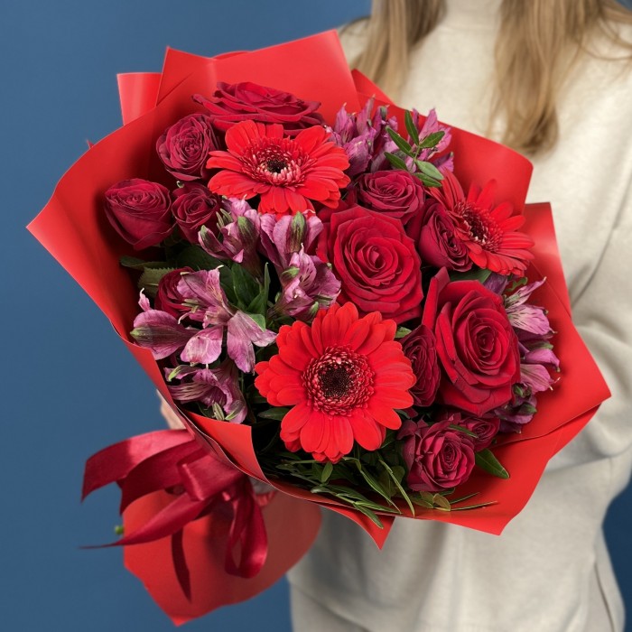 Букет из красных гербер и роз