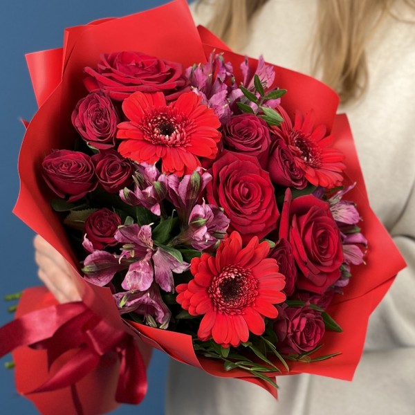 Букет из красных гербер и роз