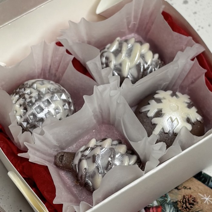 Новогодний набор из шоколада ручной работы серебряный фейерверк