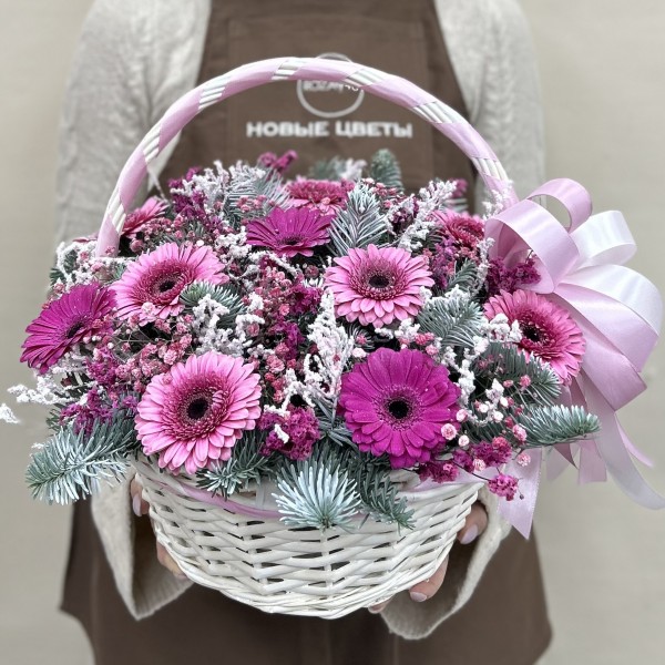 Сборная корзина с розовыми герберами