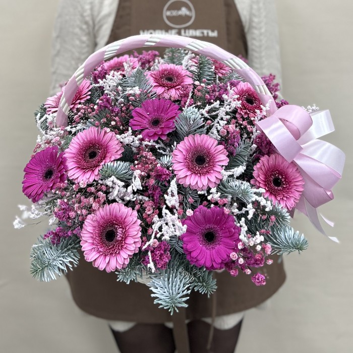 Сборная корзина с розовыми герберами