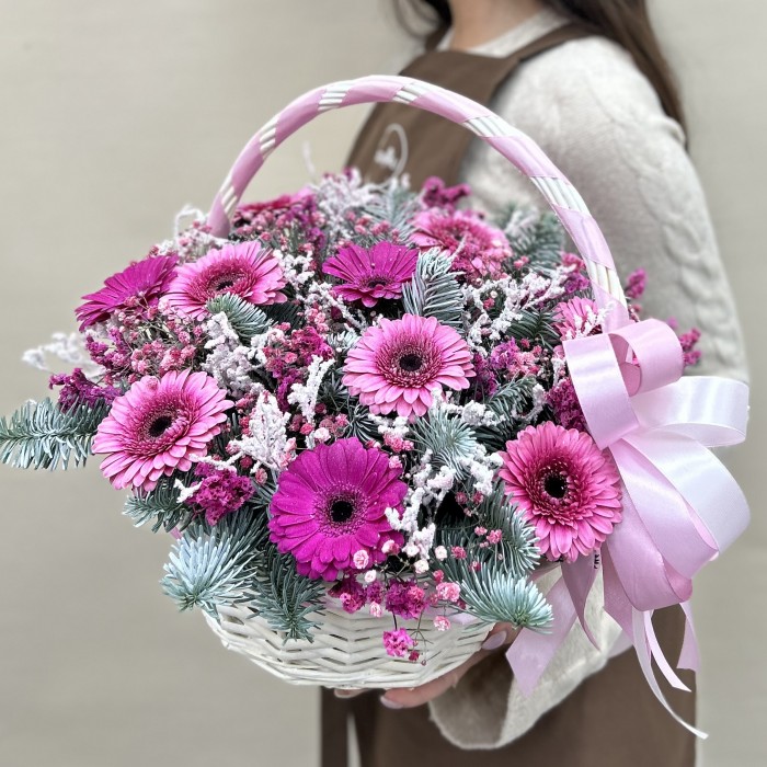 Сборная корзина с розовыми герберами