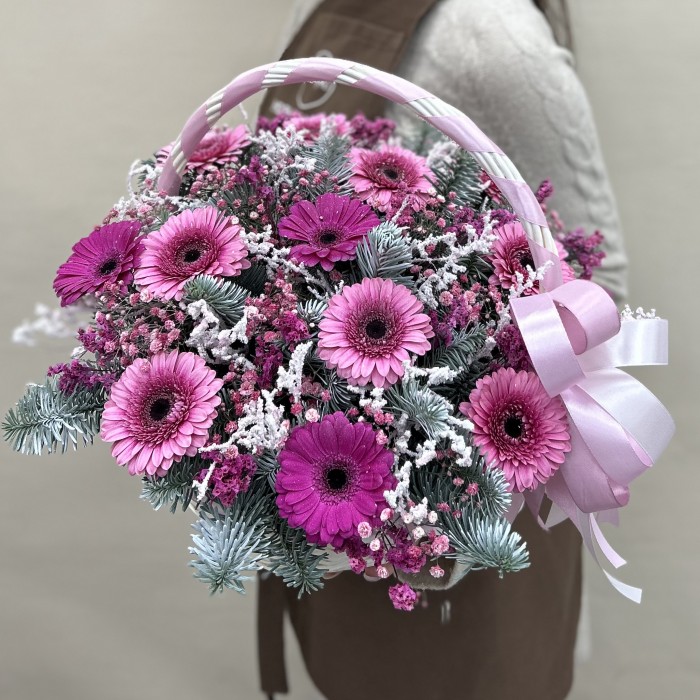 Сборная корзина с розовыми герберами